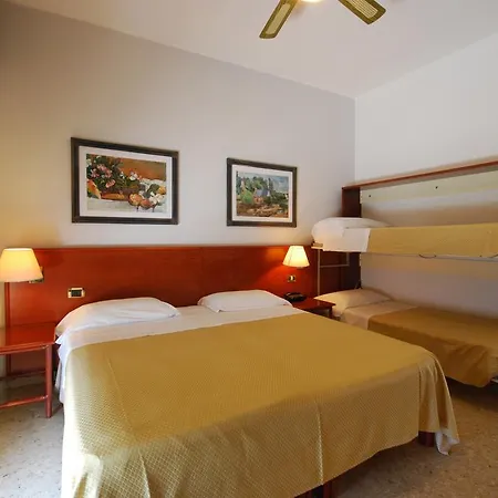 Hotel Spiaggia פסארו