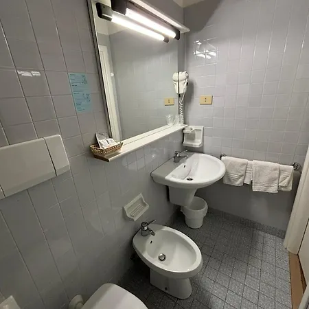 Hotel Spiaggia 3* פסארו